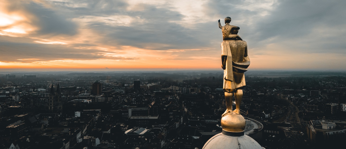 Beeld van Sint-Christoffel op de Sint-Christoffelkathedraal in Roermond, met uitzicht over de gemeente Roermond, een van de gemeenten binnen Hart van Limburg.