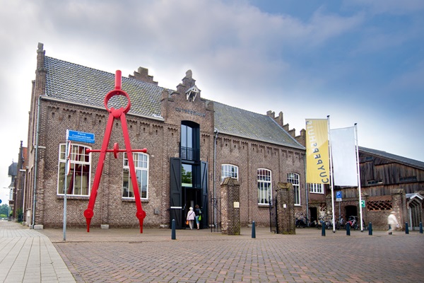 Het Cuypershuis met de beroemde rode passer voor het gebouw