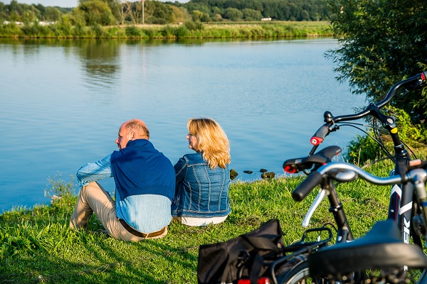 Koppeltje rust uit aan de Maas tijdens hun fietstocht