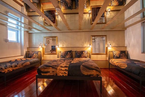 The mirror room at B&B Katoo, a room full of mirrors