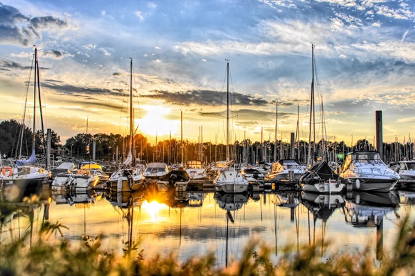 De Jachthaven van de Spaanjerd bij zonsondergang
