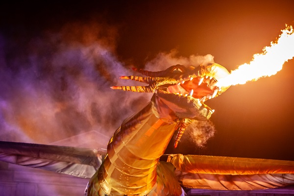 Der Drache, der während des Drachenfest in Beesel im Mittelpunkt steht, spuckt Feuer