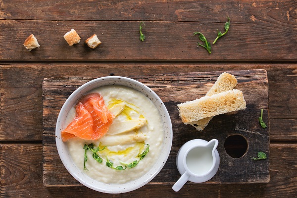 Servierte Spargelsuppe