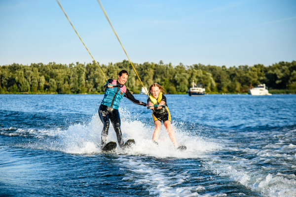 Wasser skiën Mutter und Tochter