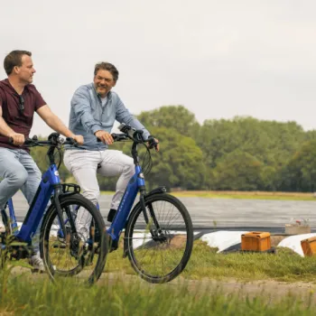 Fietsen langs asperge bedden